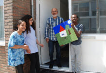 Leerlingen brengen schilderij naar wijkbewoner