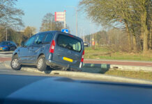 Auto hangt op trottoirband bij Lidl Rotonde Reeshof