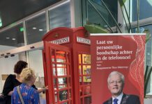 Engelse telefooncel speciaal voor afscheid burgemeester Theo Weterings