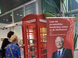 Engelse telefooncel speciaal voor afscheid burgemeester Theo Weterings
