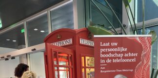 Engelse telefooncel speciaal voor afscheid burgemeester Theo Weterings