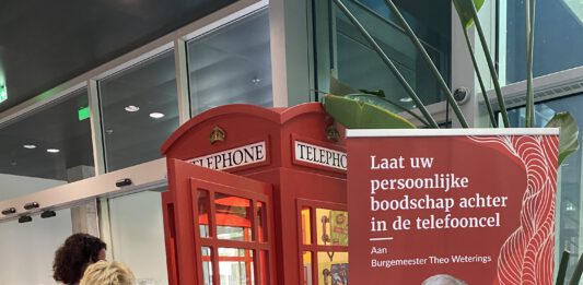 Engelse telefooncel speciaal voor afscheid burgemeester Theo Weterings