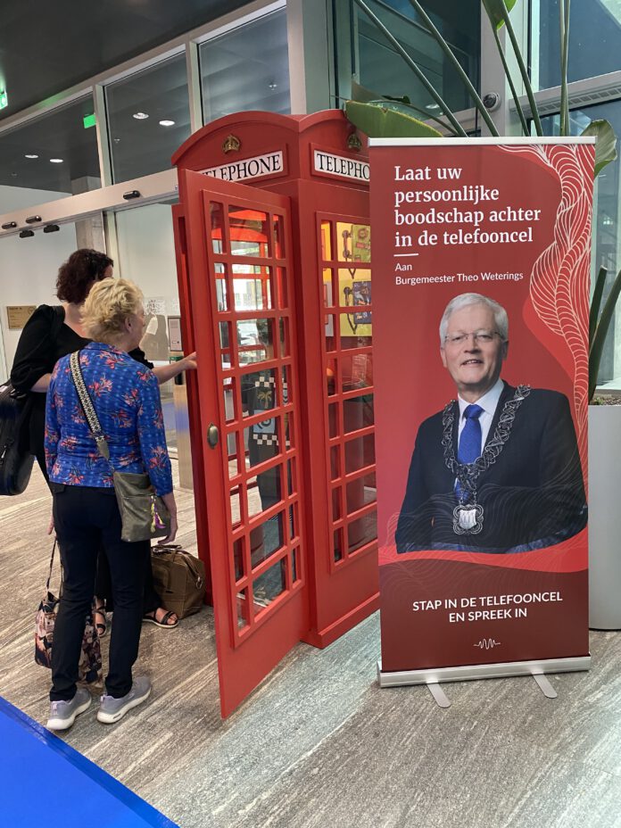 Engelse telefooncel speciaal voor afscheid burgemeester Theo Weterings