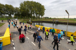 Met pont over Bergse Maas, tijdens Amsterdam - Tilburg