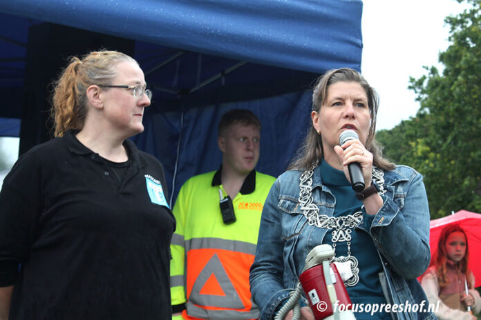 55327969531_163145ea02_c Burgemeester Fleur Gräper geeft startschot Tilburgse avondvierdaagse in Reeshofpark 10 juni 2026